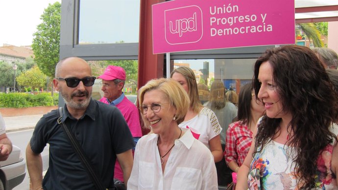 Rosa Díez junto con Alicia Andújar y Eduardo Gómez