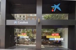 Oficina con la nueva rotulación de CaixaBank