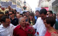 Pedro Sánchez, recibido entre protestas en su visita a Málaga