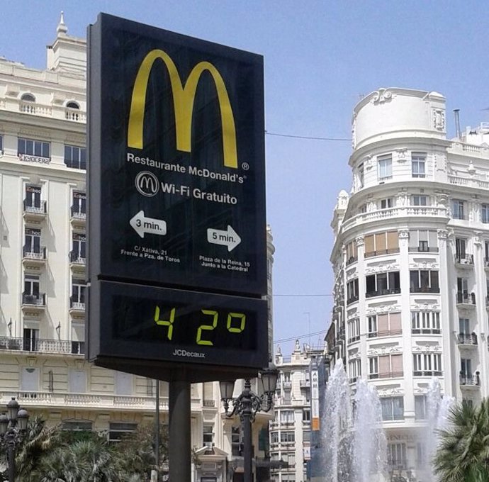 Termómetro marca 42 grados en Valencia.