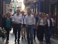 Rajoy muestra su apoyo a los comercios de Palma de Mallorca durante una visita por el centro de la ciudad