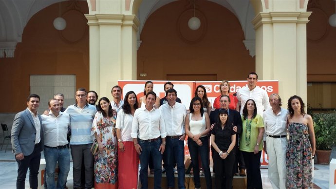 Juan Marín, en un acto con miembros de Ciudadanos en Huelva. 