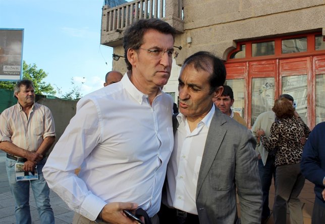 Alberto Núñez Feijóo y Nelson Santos se abrazan 