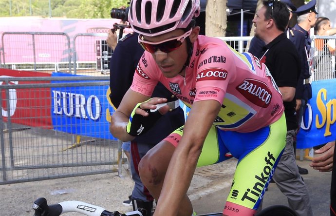 El español Alberto Contador tras luxarse el hombro en el Giro