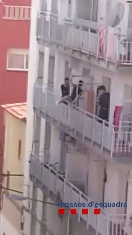 Menores detenidos saltando un balcón en Girona