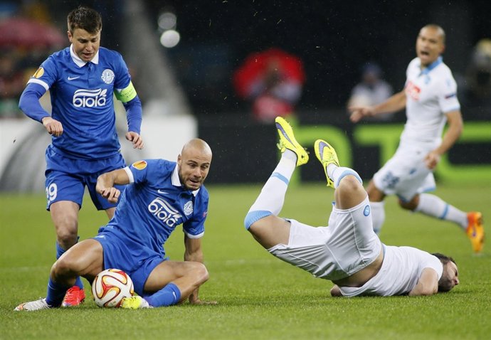 Rotan y Kankava, del Dnipro Dnipropetrovsk, pelean con Higuaín