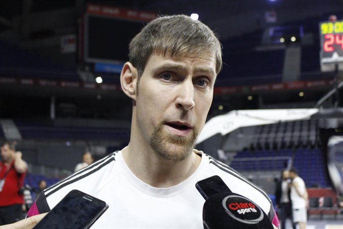 Andrés Nocioni atiende a los medios