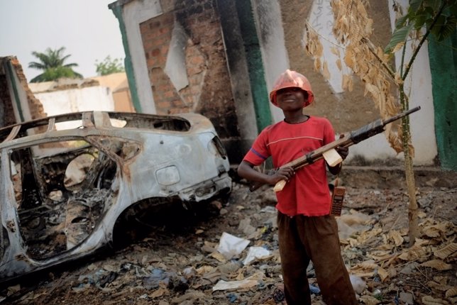 Un niño con un fusil de juguete en Bangui