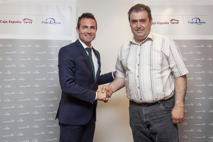 Los firmantes del acuerdo Caja España-Taxistas