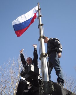 Bandera rusa alzada en Crimea