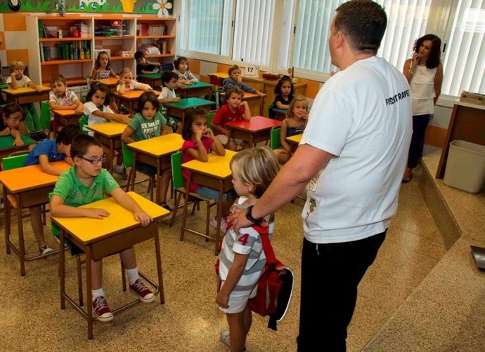 Clase. Niños. Mochila.