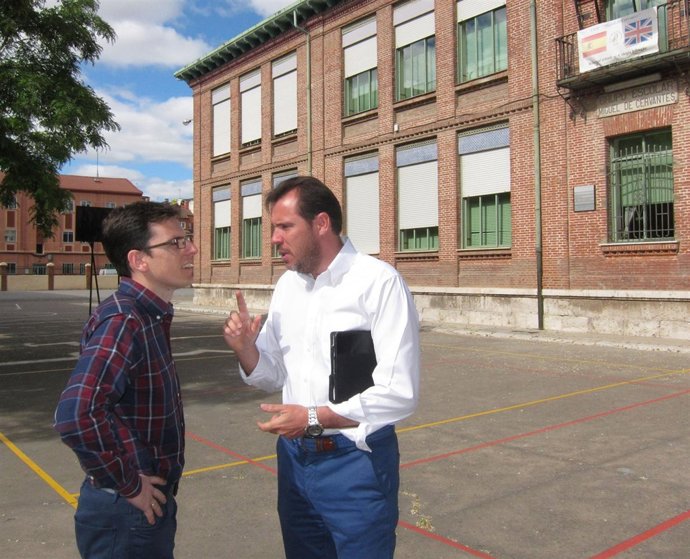 Puente (d) con Herrero (i) durante su visita al Colegio Miguel de Cervantes