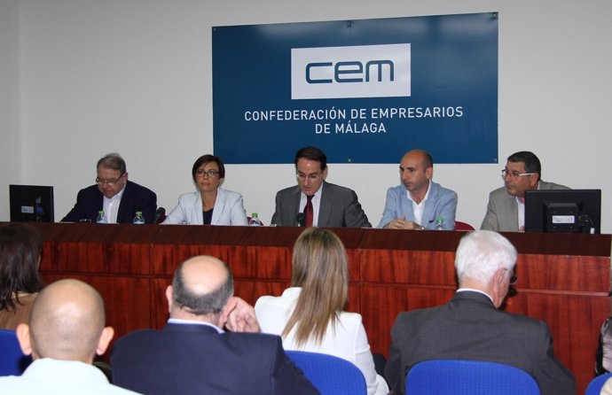 Reunión de María Gámez, Paco Conejo y Moreno Ferrer en CEM con González de LAra 