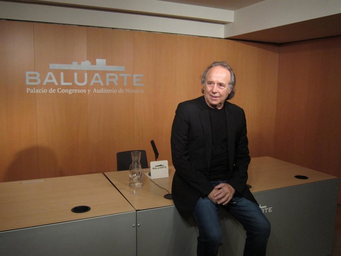 Joan Manuel Serrat, en una rueda de prensa en Pamplona.