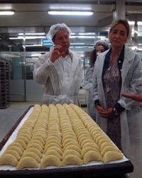 Page cumple con su ya tradición de visitar el obrador de Santo Tomé de Toledo antes de las elecciones