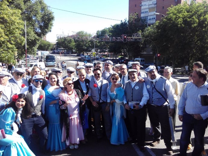 Cifuentes con chulapos y chulapas en San Isidro