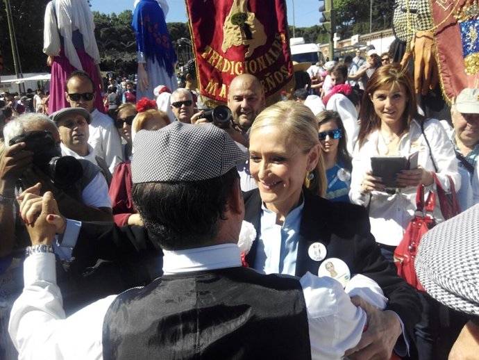 Cifuentes baila un chotis en su asistencia a las fiestas de San Isidro