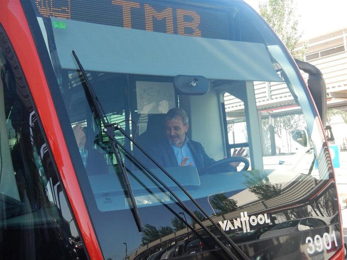 Collboni (PSC) al frente de un autobús.