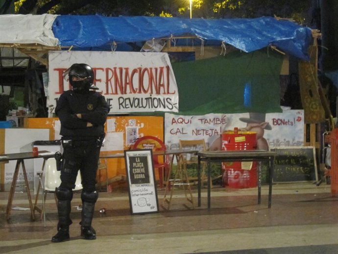 Mosso D'esquadra En Plaza Catalunya