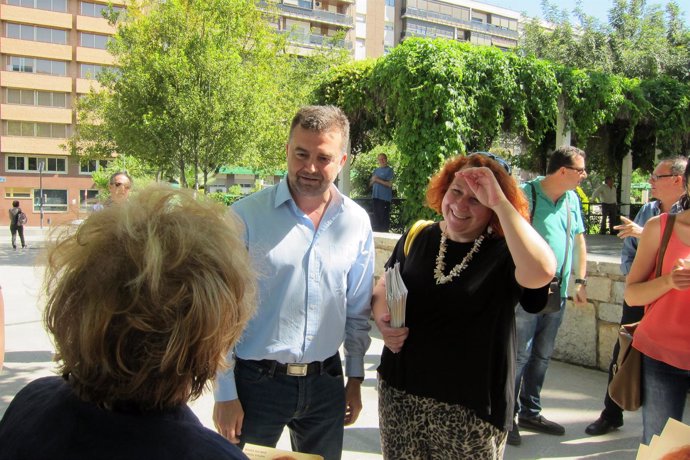 Maíllo, junto a la candidata en Jaén, María del Mar Torres, saluda a una mujer.