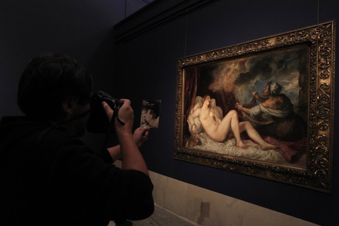 Público en el museo del Padro admirando la exposición de Tiziano.