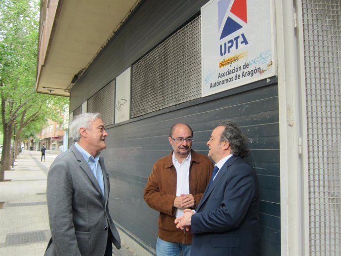 Lamban, acompañado de Sada, con el presidente de UPTA-Aragón.