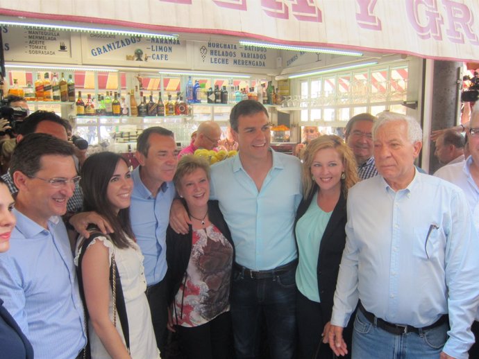 Pedro Sánchez en el kiosko Amalia con la candidatura del PSOE de Almería