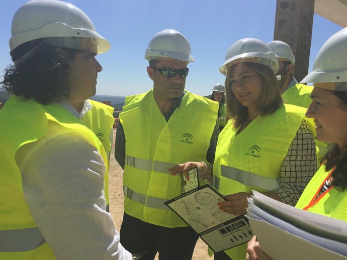 María Jesús Serrano (centro) en la finca