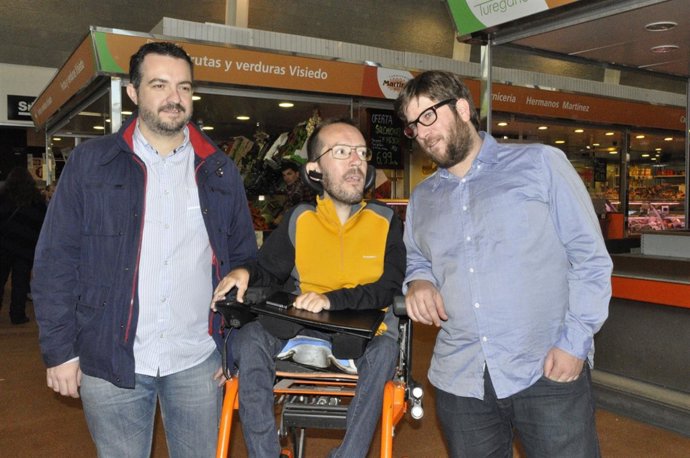 Pablo Echenique con Iván Andrés (izda.) y Miguel Urbán (dcha.) en Valdespartera.