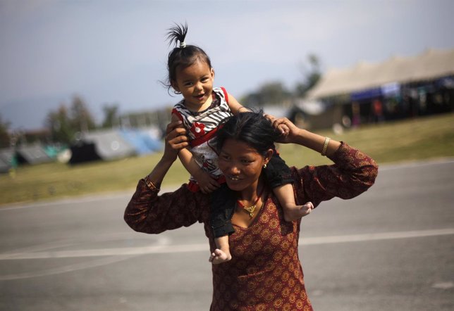 Una madre y su hija, afectadas por el terremoto en Nepal