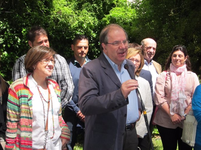 Herrera con miembros del PP en Almazán