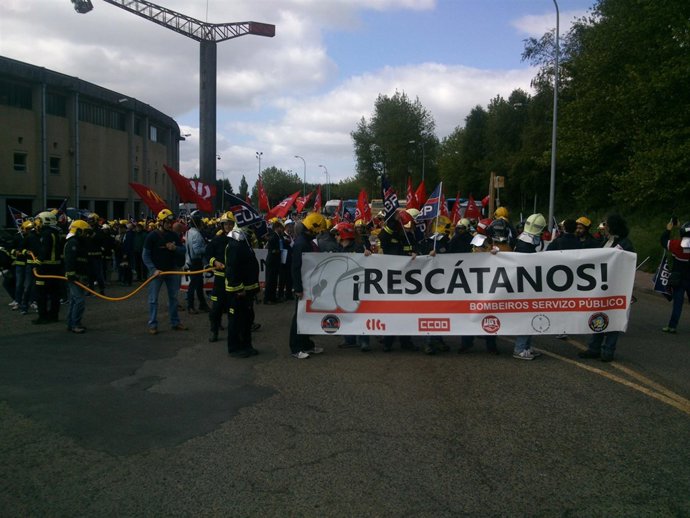 Bomberos de parques comarcales se manifiestan en Santiago