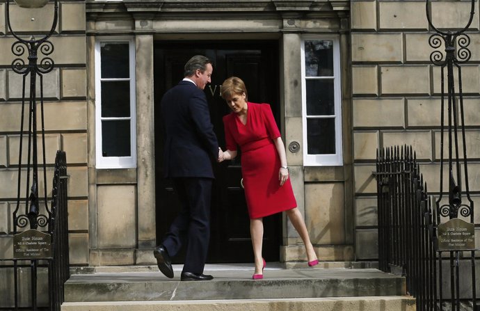 El primer ministro David Cameron y la ministra principal escocesa, Sturgeon
