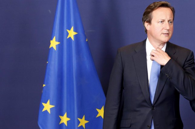 David Cameron junto a una bandera de la UE