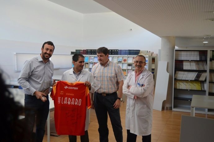 El jugador Gonzalo Navarro entrega la camiseta al personal que le salvó la vida 