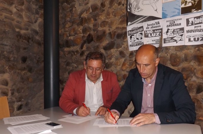 Jorge Díez y  José Antonio Díez durante la firma del Contrato Ciudadano