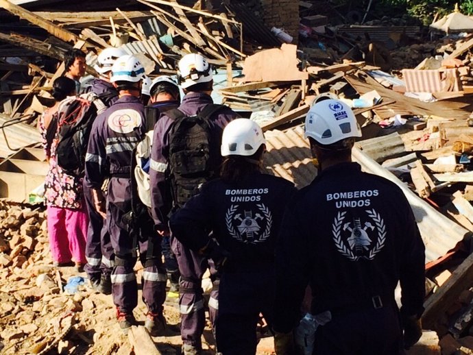 Los bomberos desplazados a Nepal inspeccionan uno de los edificios derribados