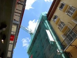 Fachada de un edificio de Pamplona en rehabilitación