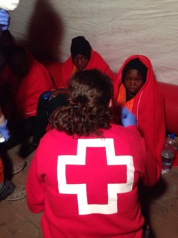 Inmigrantes atendidos por la Cruz Roja en Ceuta