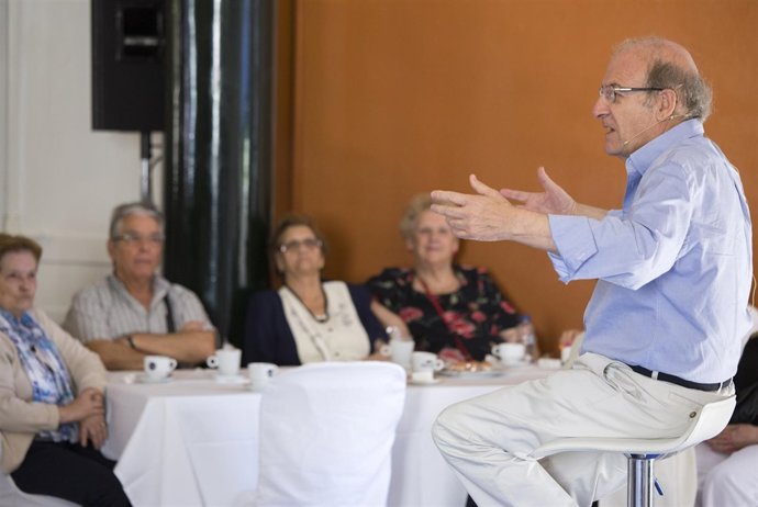  Pedro Rodriguez Mantiene Un Encuentro Con Mayores. 