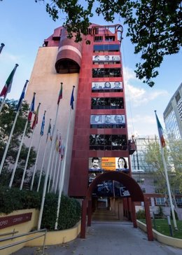 El edificio de la Comisión Europea en Madrid con las '19 caras'