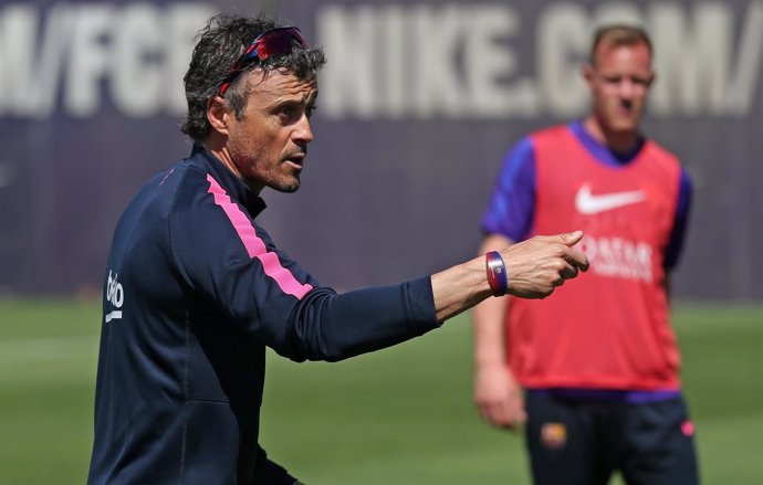 Luis Enrique con la pulsera 'contactless' del F.C.Barcelona