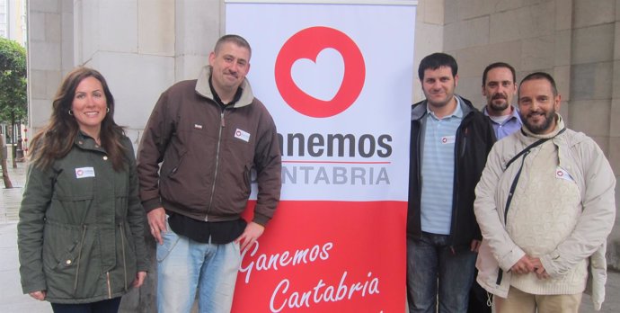 Miembros de la candidatura de Ganemos Cantabria en la plaza Porticada
