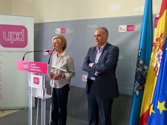 Rosa Díez, junto al candidato de UPyD en Melilla