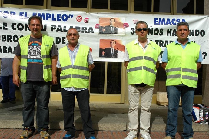 Extrabajadores de Acsur ante el Ayuntamiento