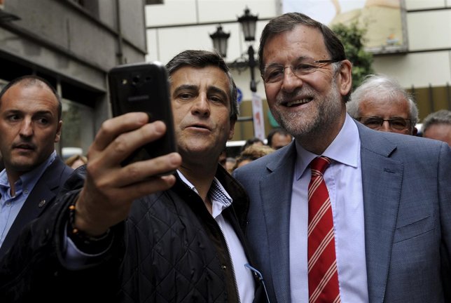 Mariano Rajoy durante su paseo de campaña en Oviedo