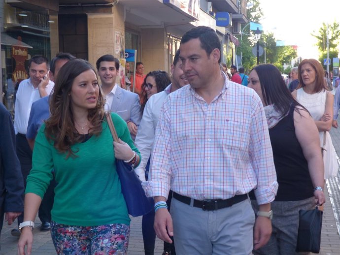 María Gil y Juanma Moreno en Peñarroya