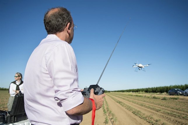 José Antonio Monago con un mando a distancia para manejar un dron