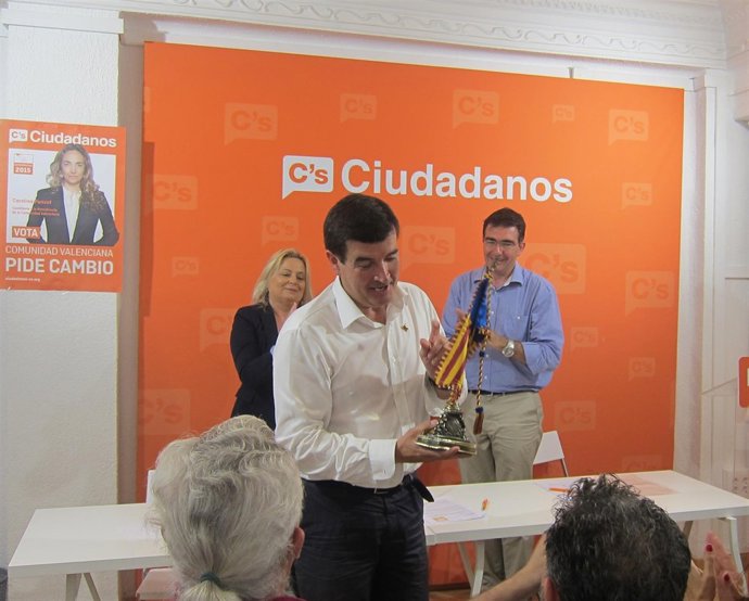 Fernnando Giner (C's) recibe una senyera 