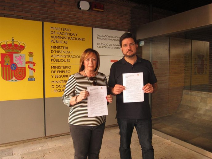 Ignacio Blanco y Marga Sanz muestran la carta dirigida a Montoro